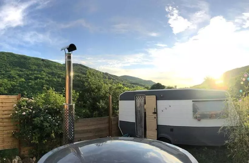 Majatalo Gîte Aurinko : Caravane Avec Bain Nordique