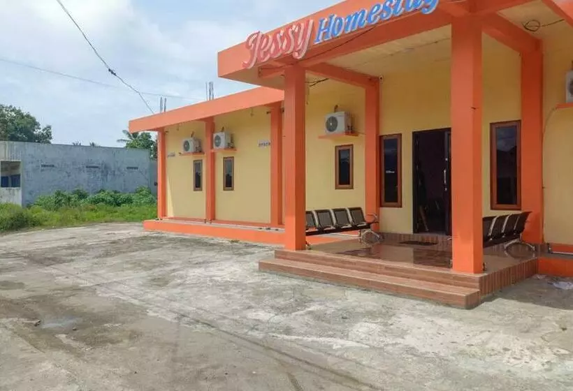 Hotelli Jessy Homestay Lolak Mitra Reddoorz
