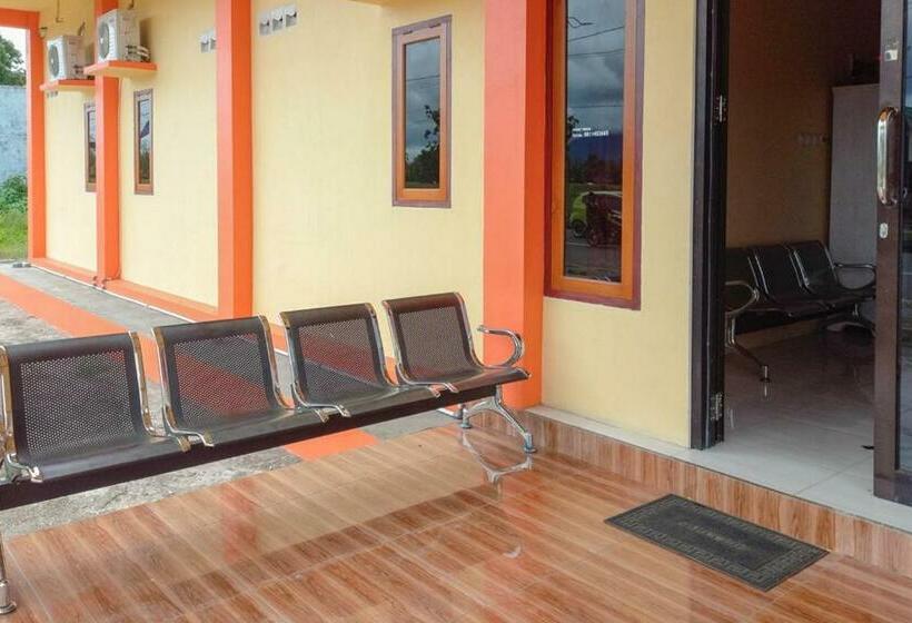 בית מלון כפרי Jessy Homestay Lolak Mitra Reddoorz