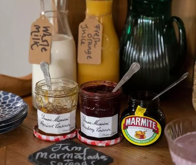 ベッドアンドブレックファースト The Cotley Inn