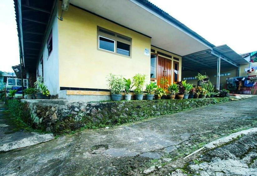 Отель Oyo Homes 91242 Desa Wisata Cibuntu Kuningan Syariah