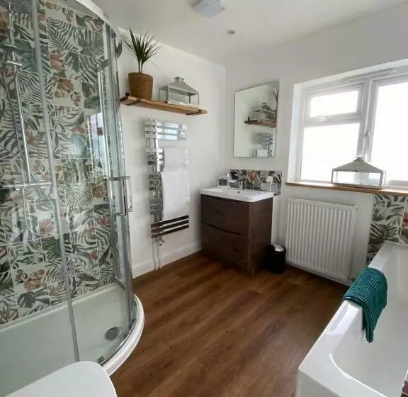 Majatalo Marshpools Bed & Breakfast   Licensed Near Weobley Village