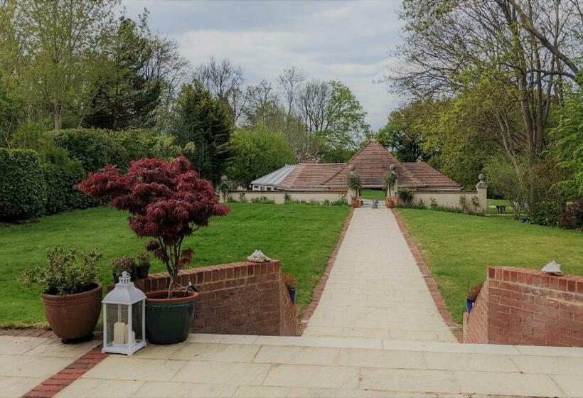 Bed and Breakfast Greater London Villa