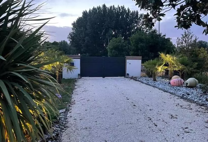 Aamiaismajoitus (B&B) L Escale Au Port Miniature De Saint Savinien