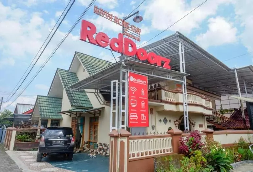 ホテル Reddoorz Syariah Near Terminal Mendolo Wonosobo 2