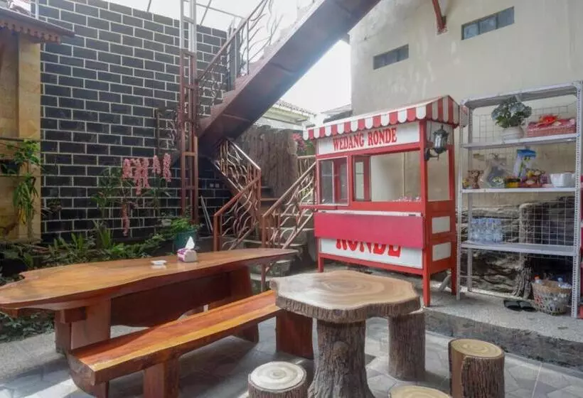 ホテル Reddoorz Syariah Near Terminal Mendolo Wonosobo 2