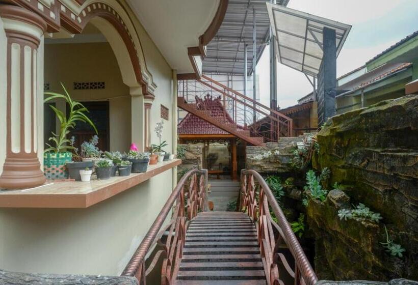 Szálloda Reddoorz Syariah Near Terminal Mendolo Wonosobo 2