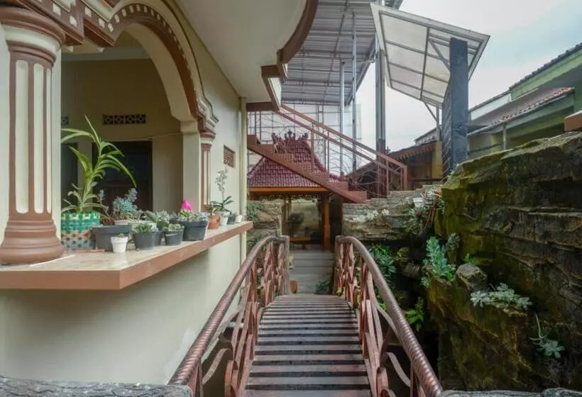 ホテル Reddoorz Syariah Near Terminal Mendolo Wonosobo 2