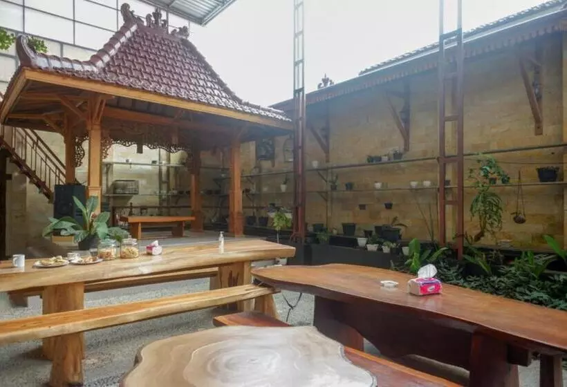 ホテル Reddoorz Syariah Near Terminal Mendolo Wonosobo 2