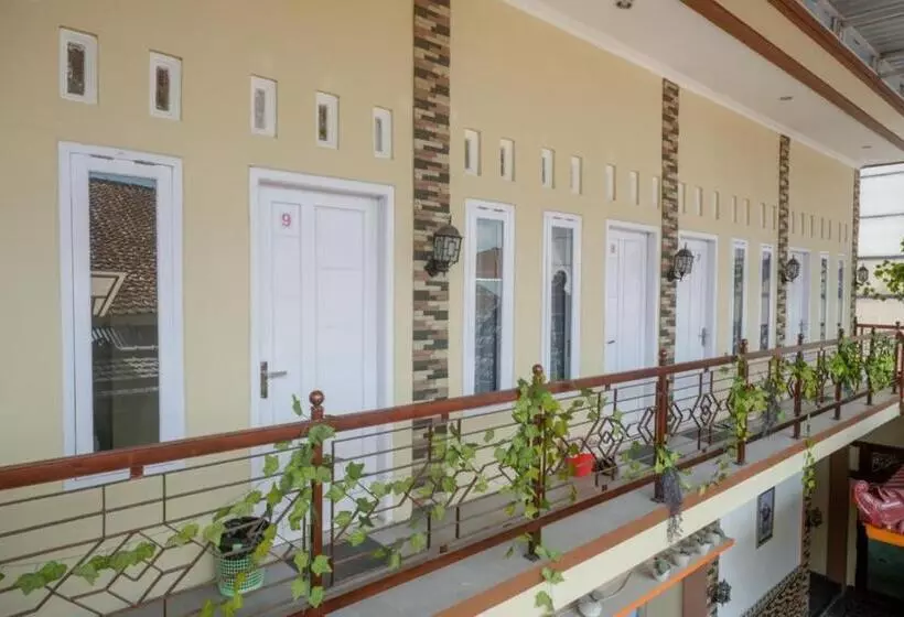 ホテル Reddoorz Syariah Near Terminal Mendolo Wonosobo 2