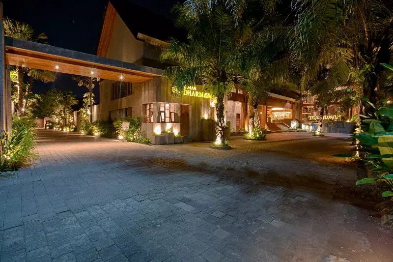 ホテル Taman Dharmawangsa Suites