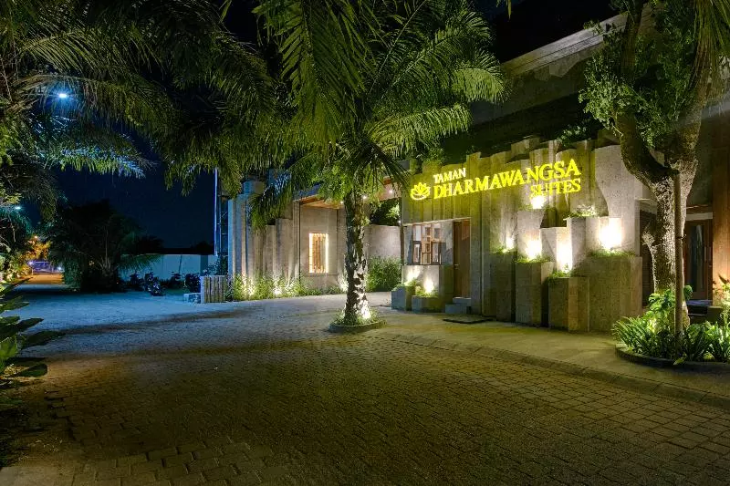 ホテル Taman Dharmawangsa Suites
