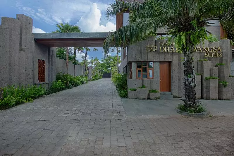 ホテル Taman Dharmawangsa Suites