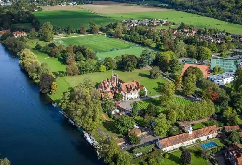 هتل Bisham Abbey National Sports Centre