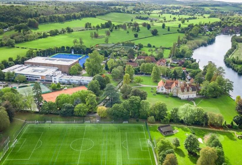 فندق Bisham Abbey National Sports Centre