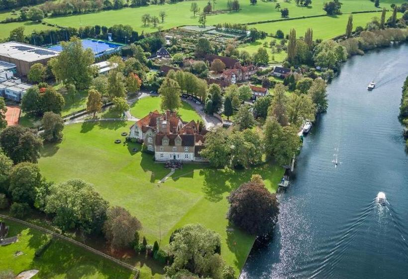 فندق Bisham Abbey National Sports Centre