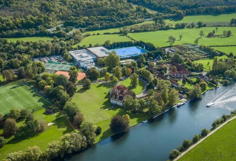 فندق Bisham Abbey National Sports Centre