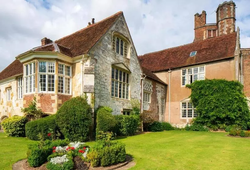 هتل Bisham Abbey National Sports Centre