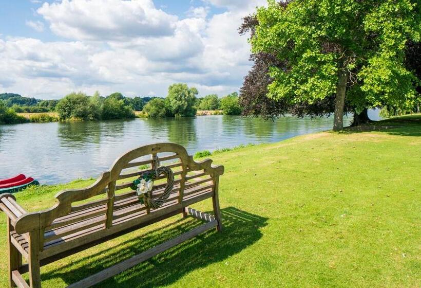 فندق Bisham Abbey National Sports Centre