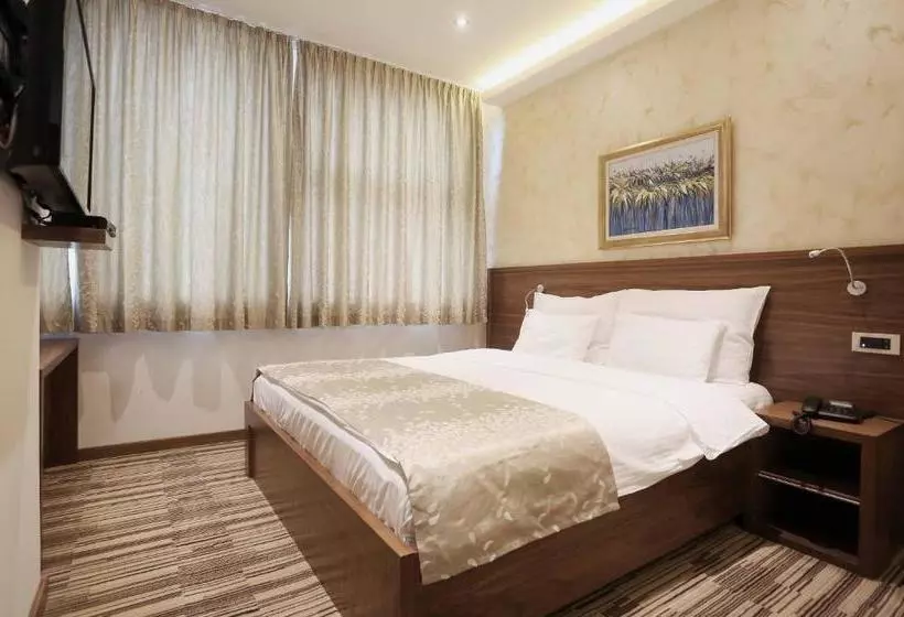 Otel Bistrik City Center