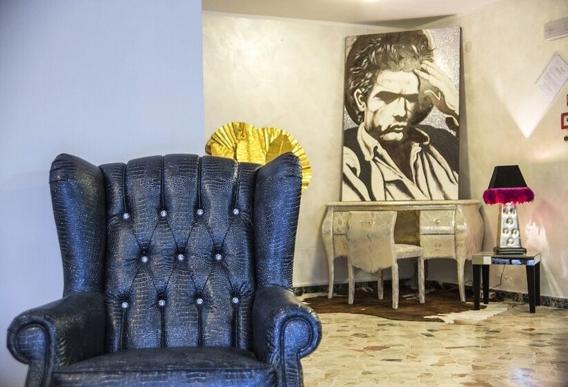 בית מלון כפרי Hollywood