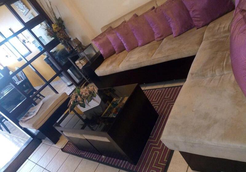 Пансион Tazumal House