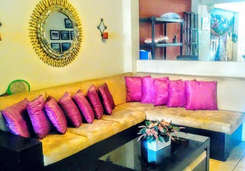 Пансион Tazumal House