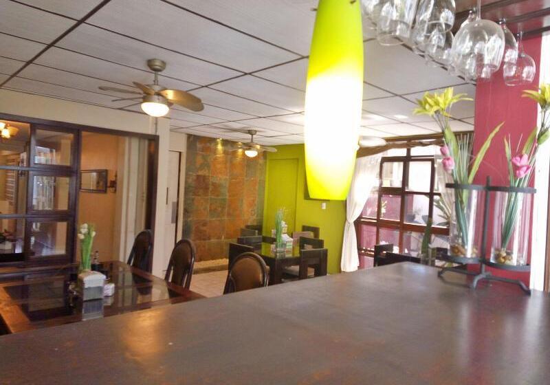 Пансион Tazumal House