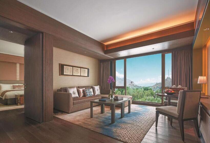 בית מלון כפרי Shangrila Lhasa