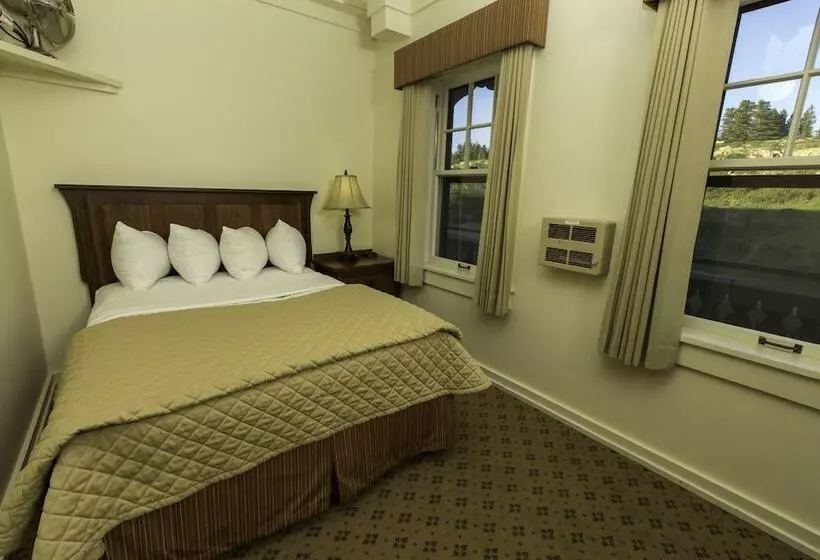 Many Glacier Hotel   Inside The Park