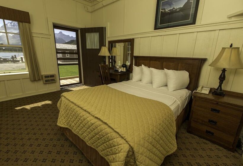 Many Glacier Hotel   Inside The Park