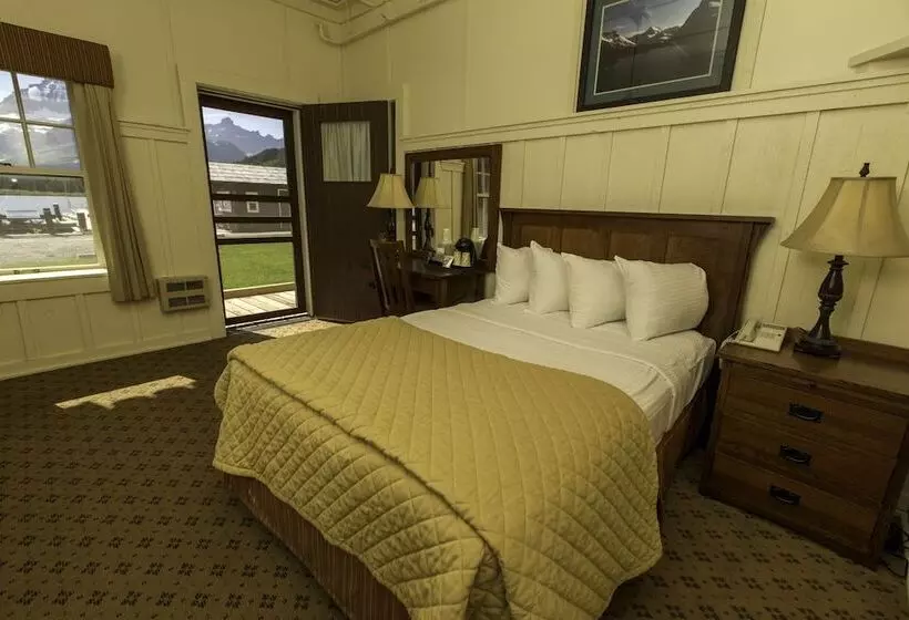 Many Glacier Hotel   Inside The Park