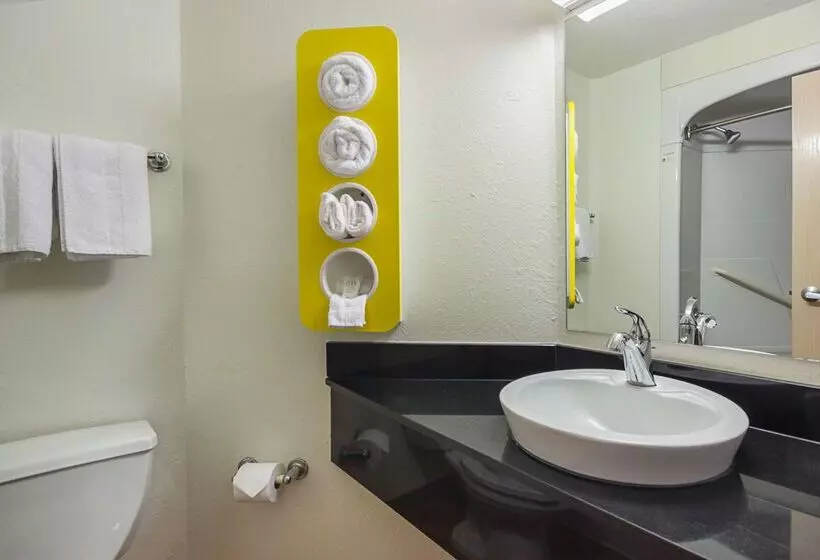 Motel 6whitby, On  Toronto East