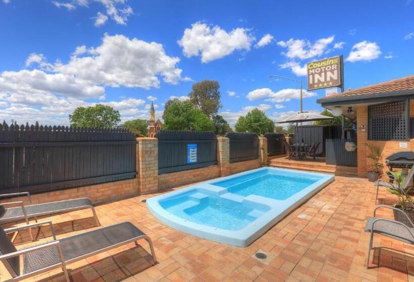 モーテル Cousins Motor Inn