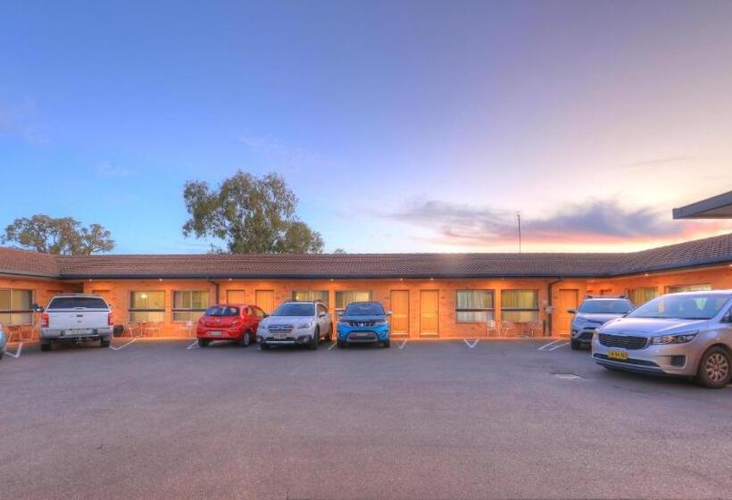 モーテル Cousins Motor Inn