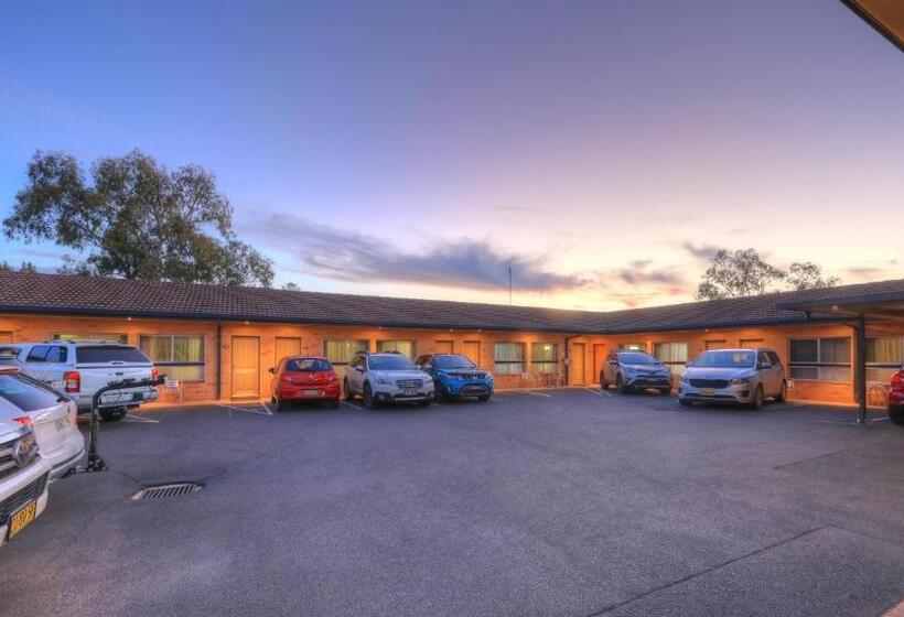 モーテル Cousins Motor Inn