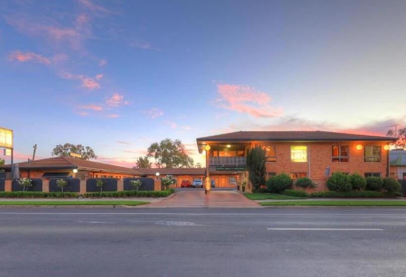 モーテル Cousins Motor Inn