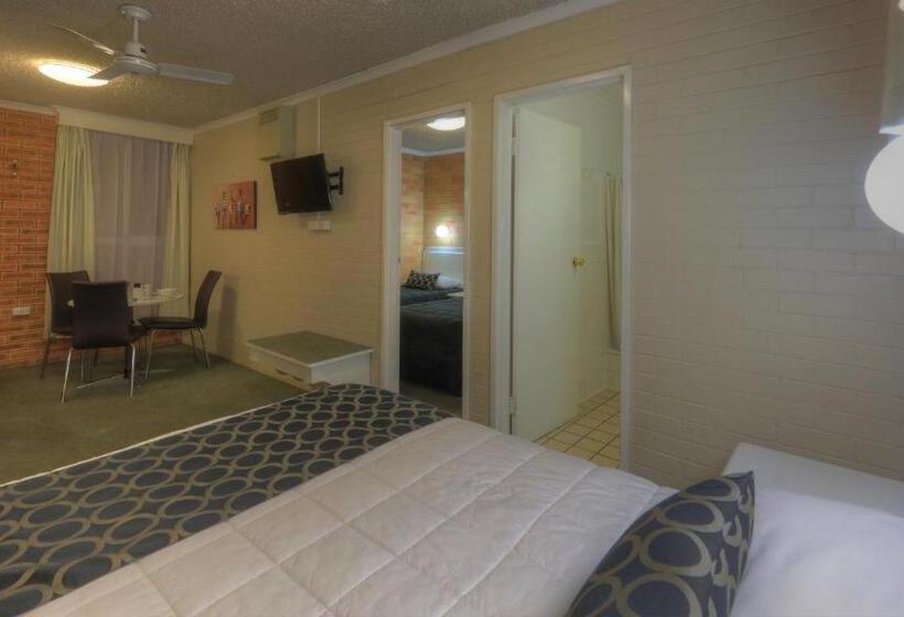 モーテル Cousins Motor Inn