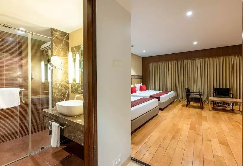 Отель Express Inn The Business Luxury