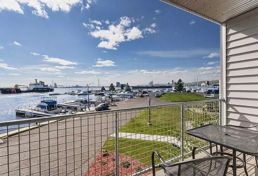 هتل Park Point Marina Inn