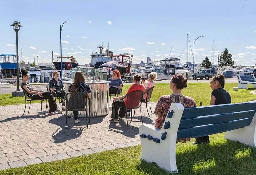 هتل Park Point Marina Inn