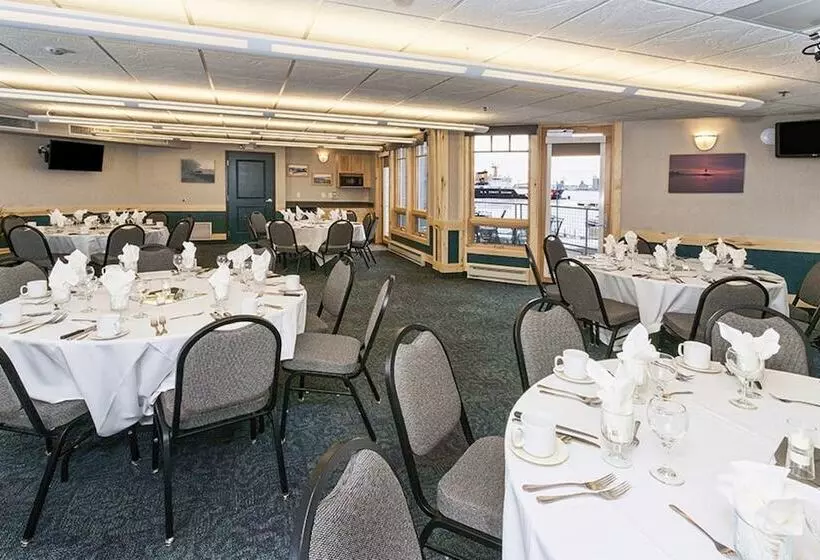 هتل Park Point Marina Inn