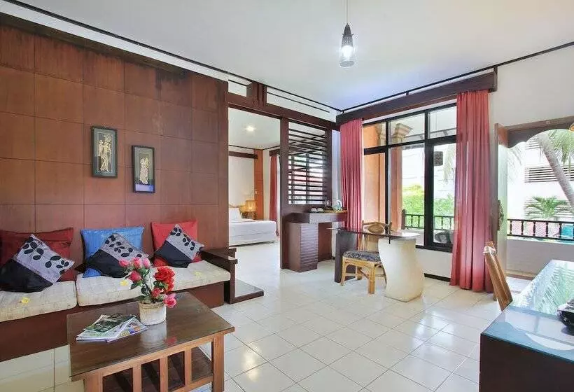 ホテル Puri Naga Beachfront Cottages