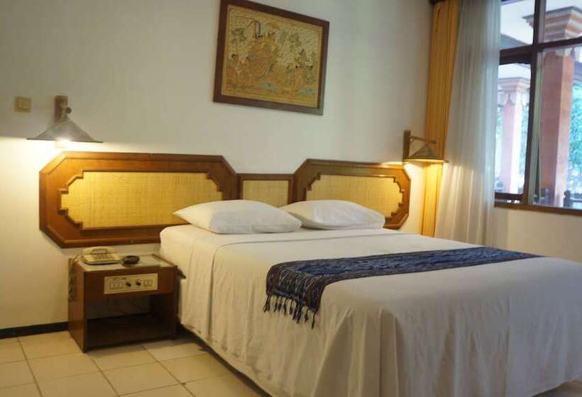 בית מלון כפרי Puri Naga Beachfront Cottages