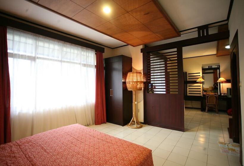 בית מלון כפרי Puri Naga Beachfront Cottages