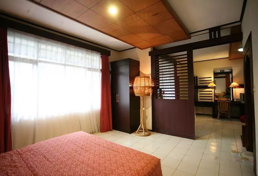 ホテル Puri Naga Beachfront Cottages