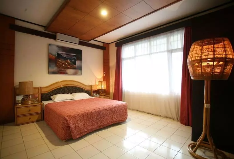 ホテル Puri Naga Beachfront Cottages