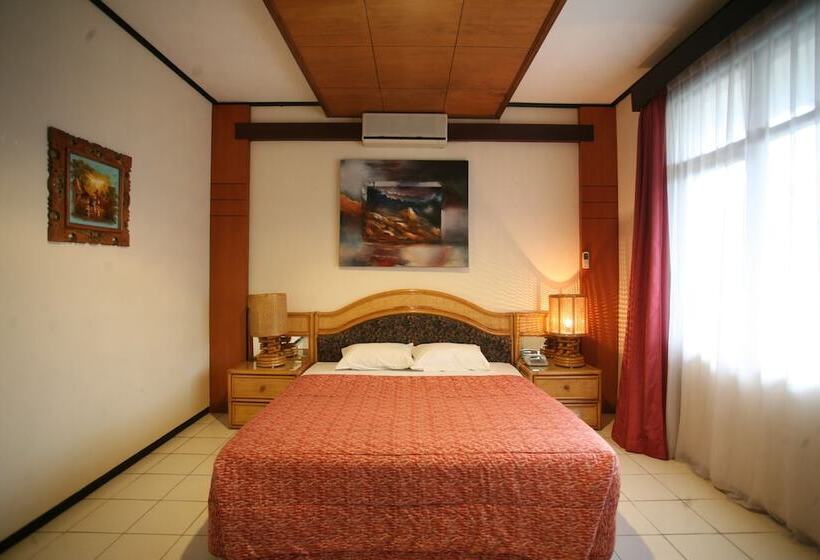 בית מלון כפרי Puri Naga Beachfront Cottages