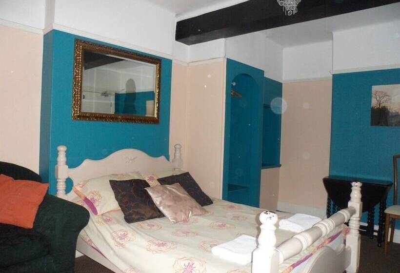 فندق The Castle Bar Only