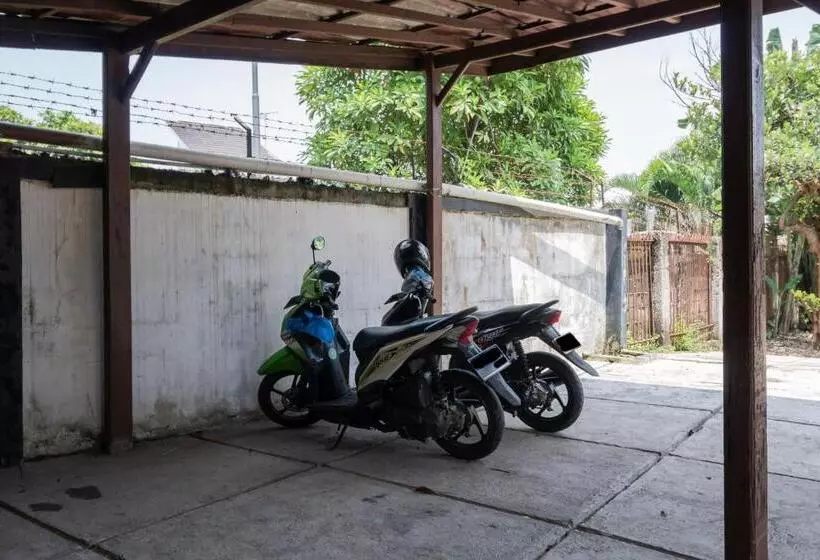 Hotelli Reddoorz Near Terminal Bubulak Bogor